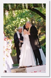 42_2624-553-19A * The married couple's first kiss * 1433 x 2346 * (924KB)