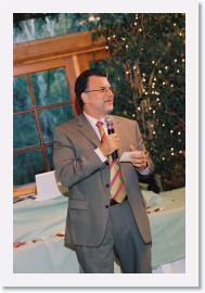 50a_2620-398-6 * Richard Katz introduces his best friends: the bride's parents * 1797 x 2712 * (1.1MB)